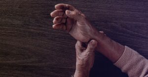 ¿Cuándo aparece el parkinson